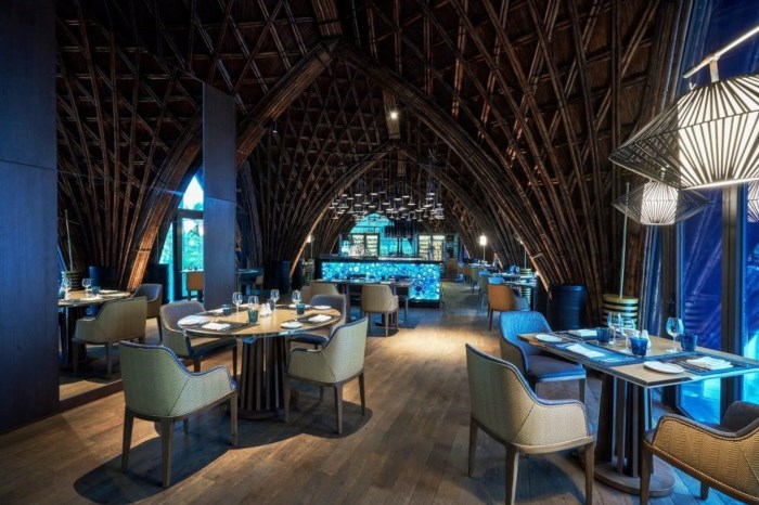 Lava Restaurant là một nhà hàng nằm trong một khu vực có núi lửa hoạt động, mang lại trải nghiệm ẩm thực độc đáo và thú vị với không gian độc đáo và phong cảnh tuyệt đẹp.