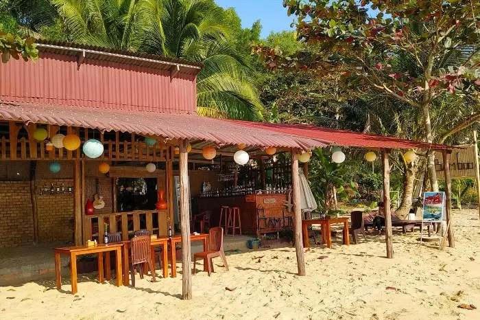 Bamboo Restaurant là một nhà hàng nằm trong khuôn viên thiên nhiên, với không gian được trang trí bằng tre, mang đến cho khách hàng một trải nghiệm ẩm thực độc đáo và gần gũi với thiên nhiên.