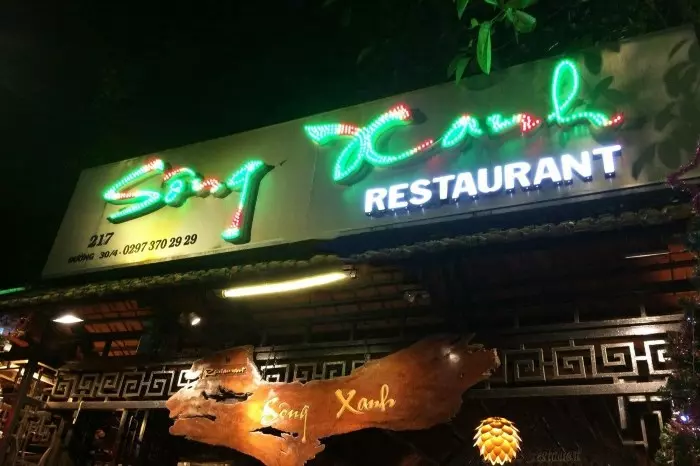 Nhà hàng Sông Xanh nằm bên bờ sông xanh mát, mang đến cho du khách không chỉ những món ăn ngon mà còn cả không gian thư giãn và yên bình trong thiên nhiên.