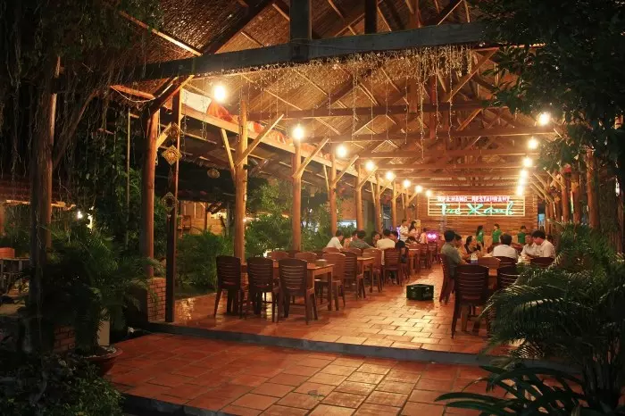 Nhà hàng Tre xanh Dương Đông là một địa điểm ẩm thực nổi tiếng tại Dương Đông, mang đến cho du khách những trải nghiệm ẩm thực tuyệt vời với không gian xanh mát của cây tre và món ăn độc đáo của địa phương.