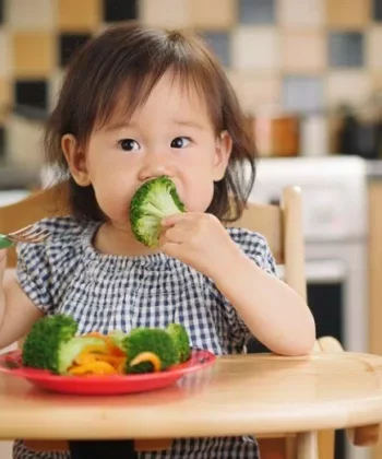 Các thành viên trong gia đình ăn rau với trẻ (Nguồn: Internet)