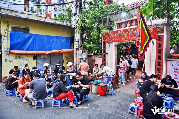 banh ran via he ha noi dong nghet khach xep hang nhu tray hoi doi mua gio tan tam 1