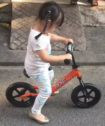 Tập xe chòi chân cho trẻ từ 2.5 tuổi. (Ảnh: Internet)