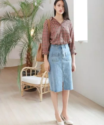 Chân váy jean kết hợp cùng áo sơ mi trẻ trung, lịch sự (Ảnh: Internet)