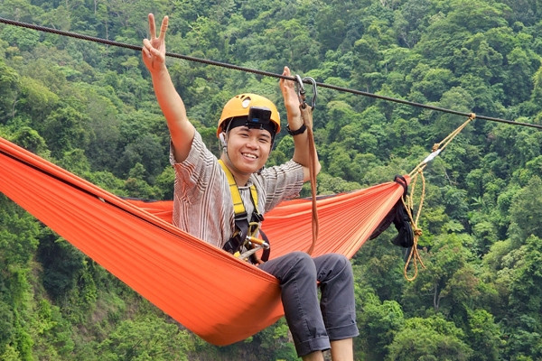 chang trai hai phong mac vong ngu dem lo lung giua vach nui cao 300m o lao 1214