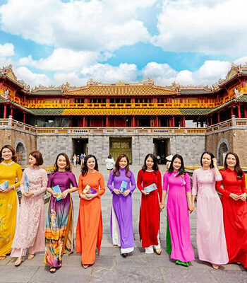 du khach nu mac ao dai mien phi tham quan di tich hue 1285