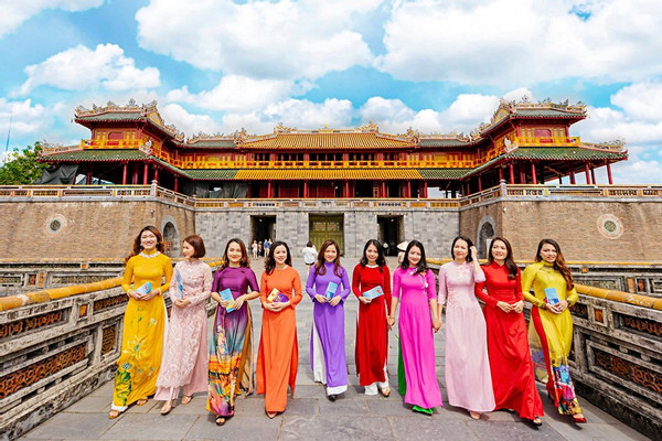 du khach nu mac ao dai mien phi tham quan di tich hue 1285