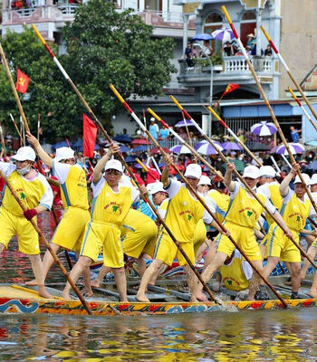 du khach thich thu do ve xem phu nu tren dao o quang ninh dua chai bang cay sao 547