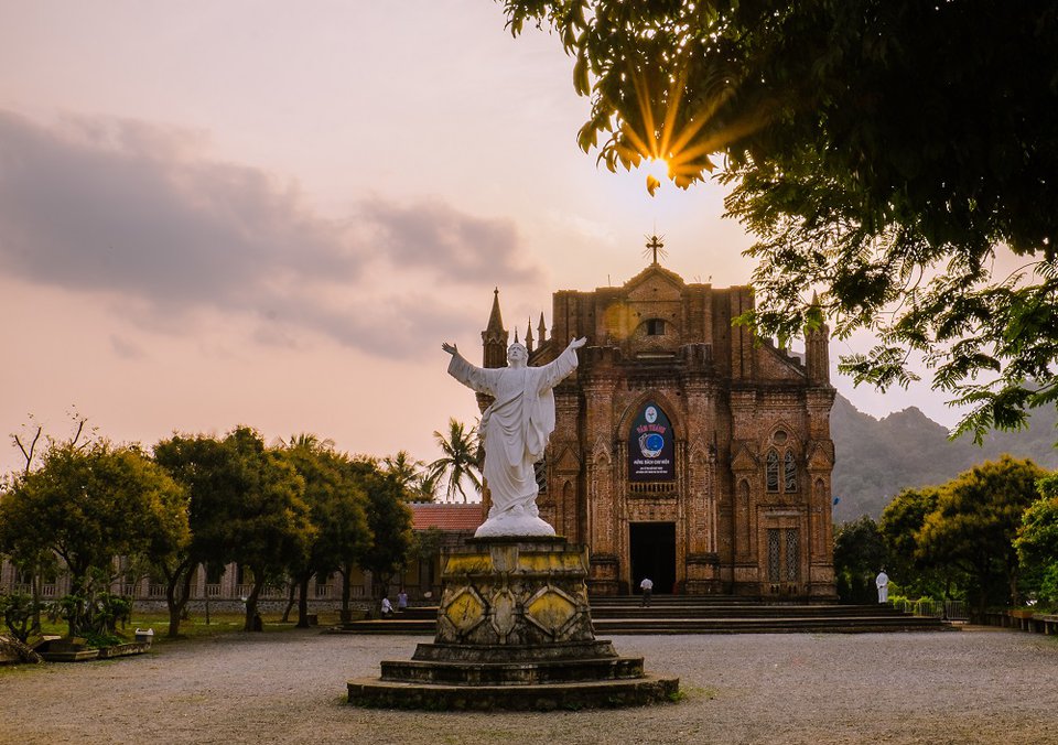 Khong gian ben ngoai Dan vien Chau Son Ninh Binh