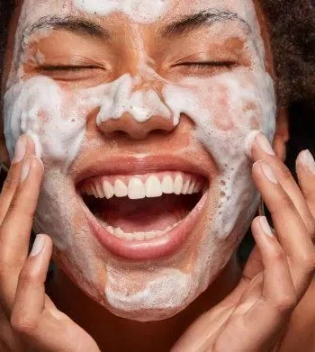 Làm sạch da kĩ càng luôn là khởi đầu cho chu trình skincare hoàn hảo. (Nguồn: Internet).