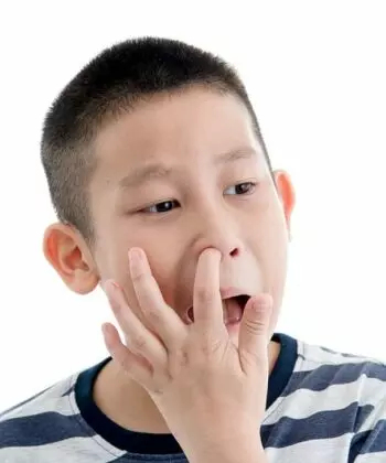 Trẻ hay ngoáy mũi có thể khiến mạch máu trong mũi bị tổn thương. (Ảnh: Sưu tầm Internet)