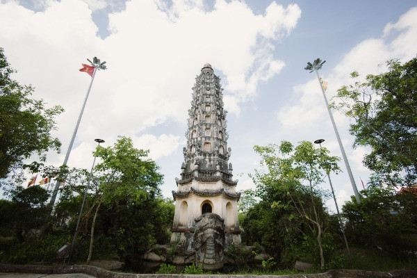 ngon thap chin tang troi trong ngoi chua thieng noi tieng nam dinh 1546