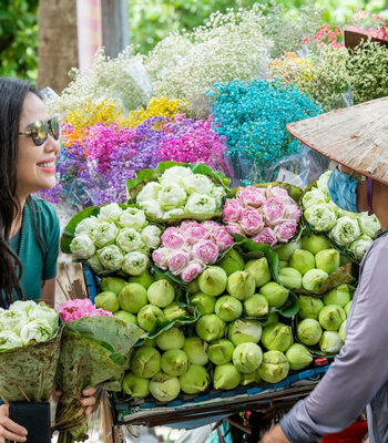 nhung chiec xe cho mua sen ha noi len khap pho phuong niu chan du khach 783