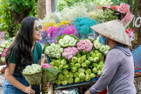 nhung chiec xe cho mua sen ha noi len khap pho phuong niu chan du khach 783