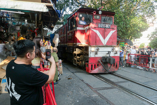 pho ca phe duong tau ha noi vang lang khach tay xep hang check in qua chot chan 1