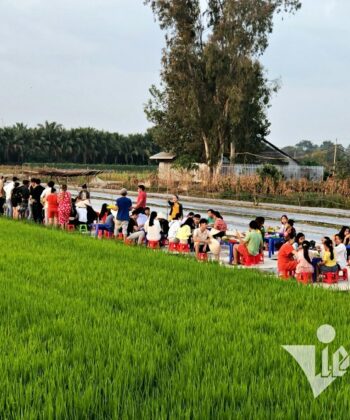 quan an nam tran trui giua canh dong khach vuot hon 100 km toi thuong thuc mon doc