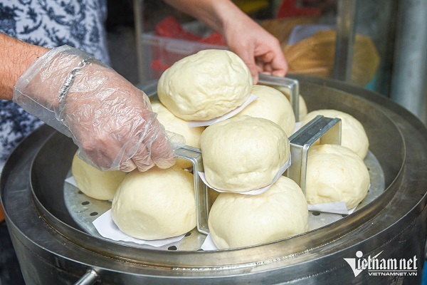 quan banh bao ha noi 30 nam tuoi vua chanh vua dat nhung khach xep hang dai cho mua