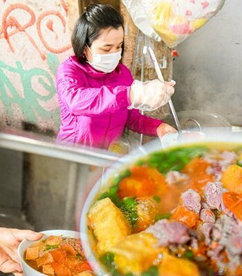 quan bun rieu cua via he vua an vua ne xe ngay het tram bat o ha noi tung xuat hien tren kenh cnn