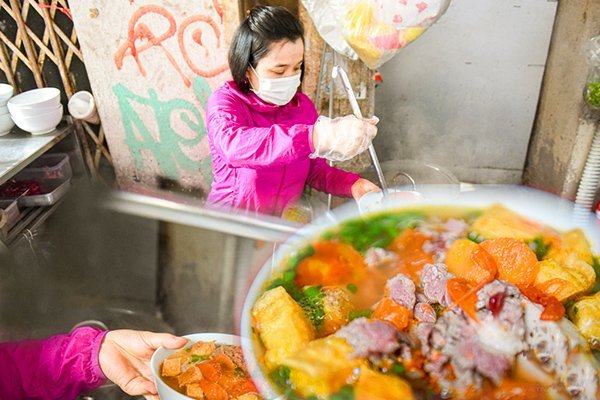 quan bun rieu cua via he vua an vua ne xe ngay het tram bat o ha noi tung xuat hien tren kenh cnn