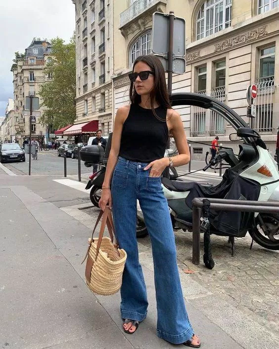Một cô gái Pháp thực thụ sẽ không thể thiếu một chiếc quần jeans "đo ni đóng giày" cho mình, cho dù là dáng ống loe, ống đứng hay ống suông. (Nguồn: Internet).