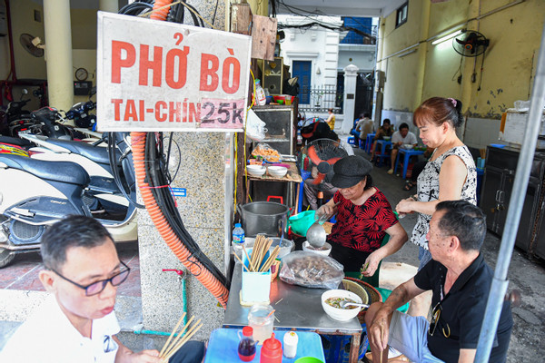 quan pho ha noi ban gia sieu re khach goi 15000 dong van vui ve phuc vu 59