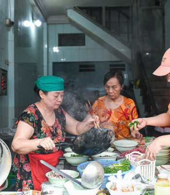 quan pho ha noi ban mot mon gan 40 nam ngay het ta banh pho khach dong tap nap 59