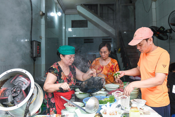 quan pho ha noi ban mot mon gan 40 nam ngay het ta banh pho khach dong tap nap 59