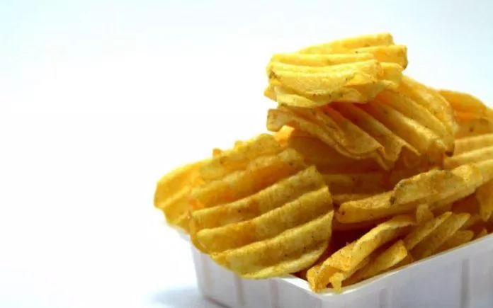 Các loại snack khoai tây là thực phẩm chứa nhiều muối và đường mà người loãng xương nên tránh (Nguồn: Internet)