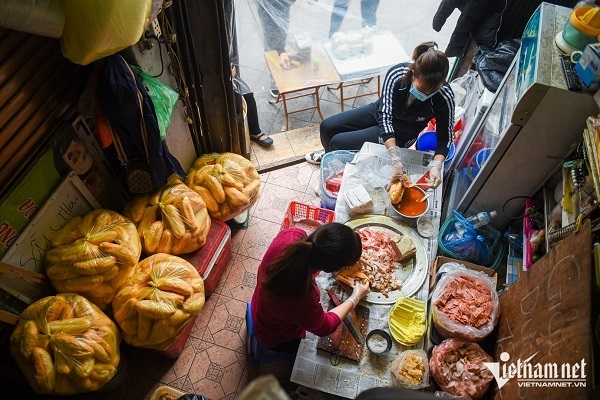 trai nguoc huynh hoa tiem banh mi re nhat ha noi van dong nuom nuop 40 nam het 400 o sang 1