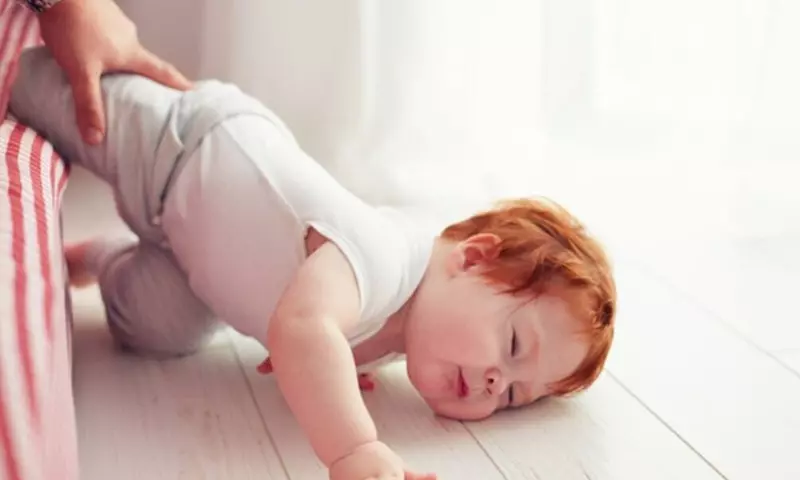 Cần làm gì khi trẻ 5 tháng tuổi bị ngã từ giường xuống đất (Nguồn: Sưu tầm Internet)