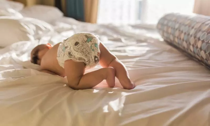 Trẻ 7 tháng tuổi biết lật nên dễ bị ngã từ giường xuống đất. (Ảnh: Nguồn Internet)
