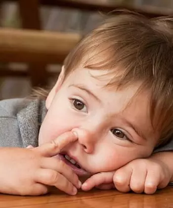 Trẻ thường xuyên chọc ngoáy mũi có thể dẫn đến tình trạng chảy máu. (Ảnh: Sưu tầm Internet)