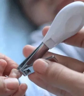 Dùng bộ cắt móng tay chuyên dụng cho trẻ sơ sinh (Ảnh: Sưu tầm internet)