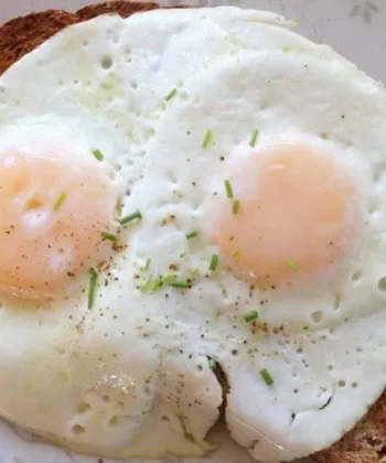 Trứng ốp la chứa nhiều protein (Nguồn: Internet).