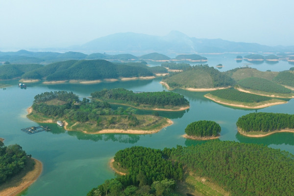 vinh ha long tren nui cach ha noi 140km khach ru nhau toi tron nong cuoi tuan 1566