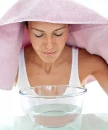 Bạn nên xông mặt bằng nước tinh khiết để mang lại hiệu quả làm sạch tốt nhất (Ảnh: Internet)