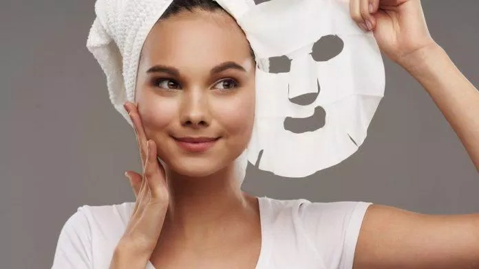 Nhiều chị em phụ nữ còn sử dụng dầu oliu làm mặt nạ dưỡng sáng da (Nguồn: Internet)